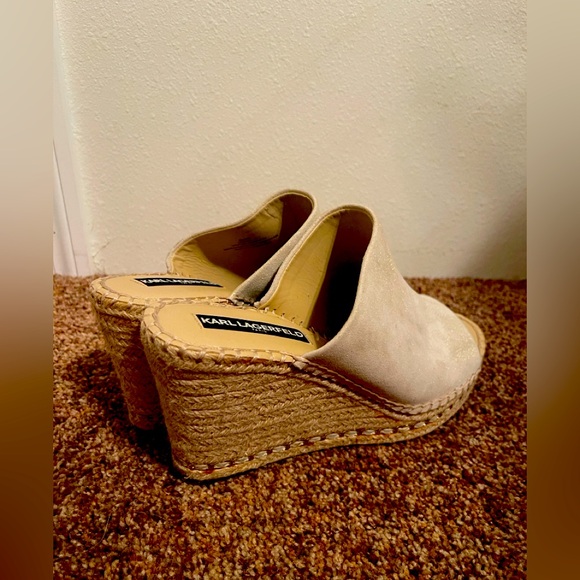 Karl Lagerfeld Gold Sparkle 3.5” Slip on Wedges. Chic Chain Design size 9M - Picture 4 of 6